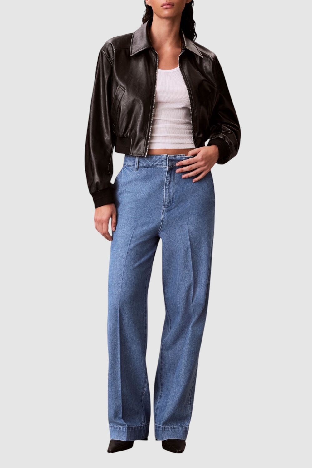 תמונת כל הלוק של מכנסי ג'ינס בגזרה ישרה ומשוחררת